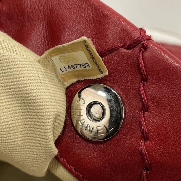 🌟 Authentic 🌟 CHANEL Red Quilted Women's Bag - Picture 7 of 16